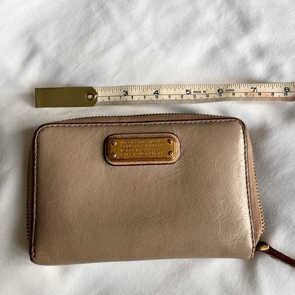 Marc Jacobs tan / burgundy phone case, card holder wristlet - Picture 5 of 7